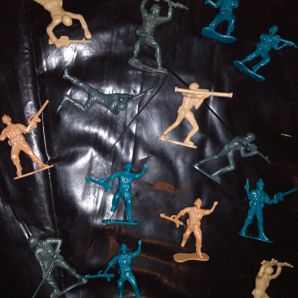 Tiny Army Men and Tank - Picture 5 of 8